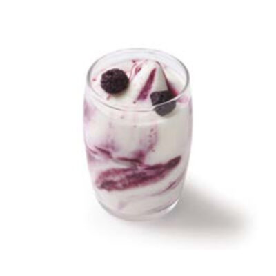 Vaso de helado de yogur y moras
